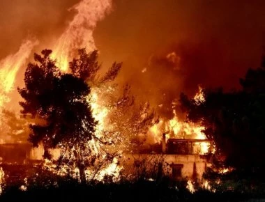 Συγκλονιστικό βίντεο από την κόλαση στο Μάτι: Οι φλόγες τυλίγουν το σπίτι από παντού με τον ιδιοκτήτη μέσα